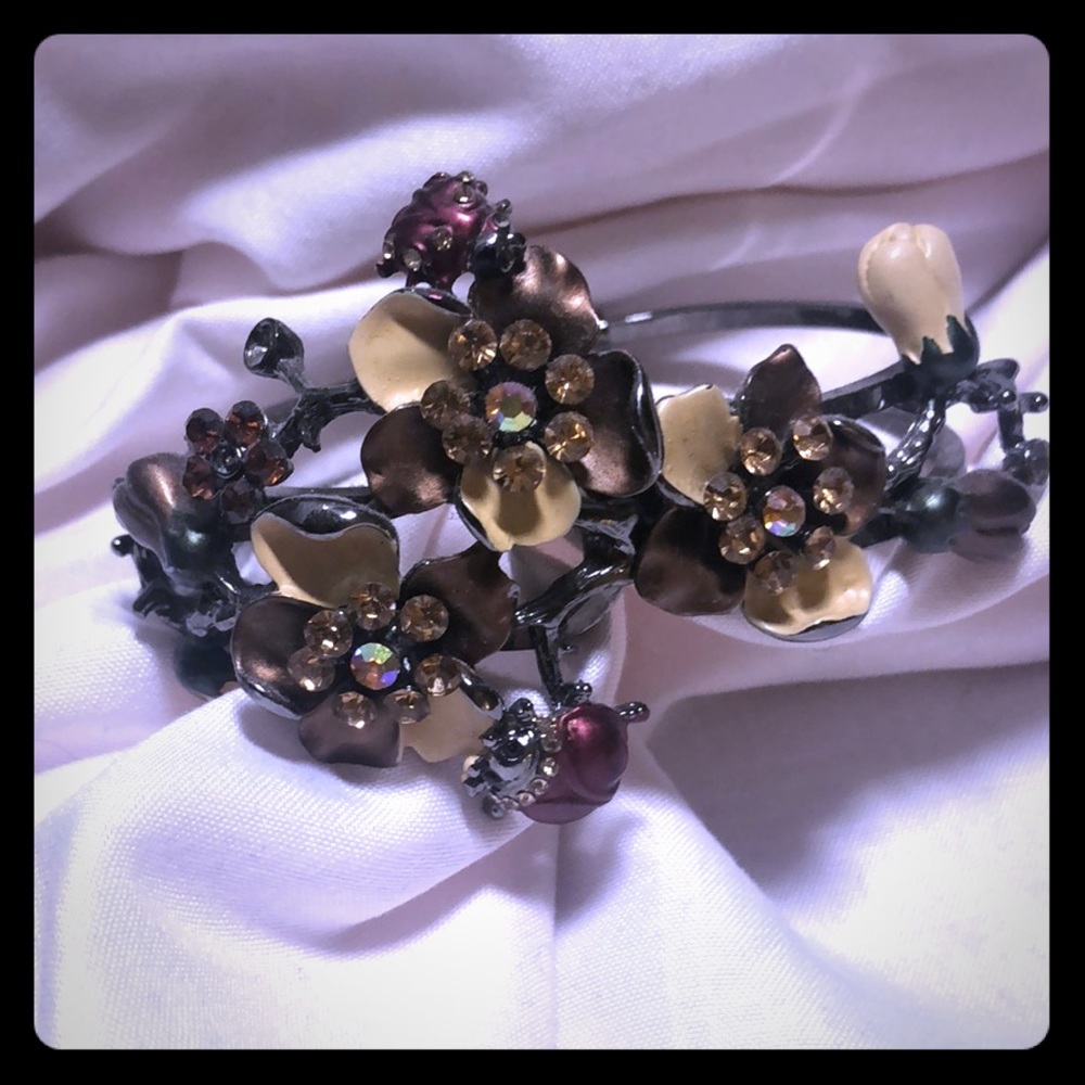 Front clasp crystal flower bracelet